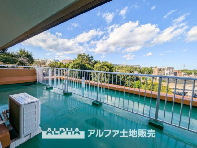 ライオンズマンション多摩センターの展望|【roof balcony】
◆ルーフバルコニー◆降りそそぐ採光の美しさはそのまま。雨の日にも安心して洗濯物を干せる空間に感嘆する。夜にはカウチソファに背を傾け星空を眺め