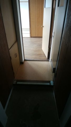 若草401マンションの玄関