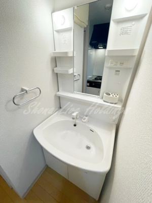 【洗面所】 | レイシャント鵠沼 | 明るい洗面所です