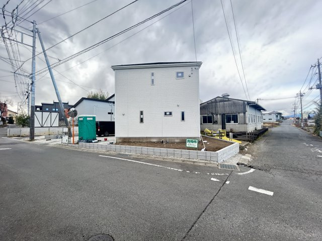 新築　高崎市大八木町第5　クレイドルガーデン　１号棟の前面道路含む現地写真|現地写真　東側接道幅員約4.2ｍ　北側接道幅員約6ｍ