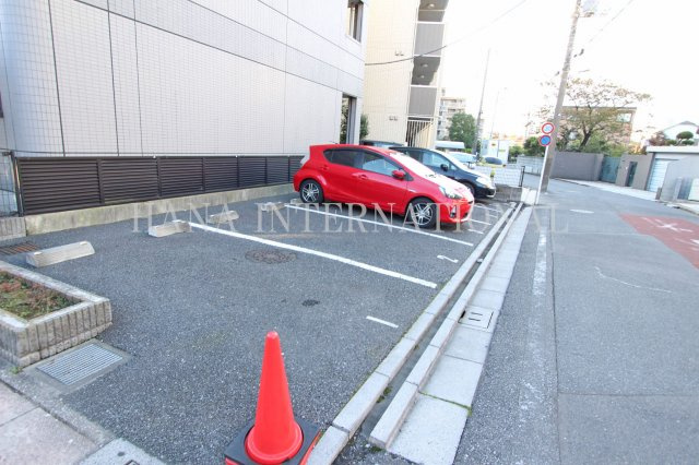 ルミナスコート・二ツ橋の駐車場