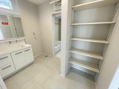 【独立洗面台】 | 沖縄市美里6丁目（全9棟）12号棟 | 12号棟　三面鏡付き洗髪洗面化粧台♪可動棚収納付き♪