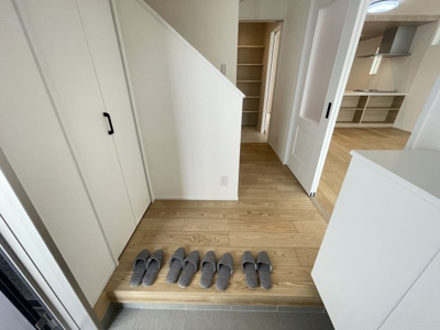 【内装】 | 沖縄市美里6丁目（全9棟）12号棟 | 12号棟　玄関ホール収納付き♪