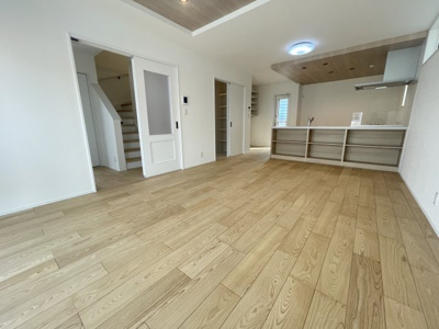 【居間・リビング】 | 沖縄市美里6丁目（全9棟）12号棟 | 12号棟　LDK18帖♪カウンター下収納付き♪