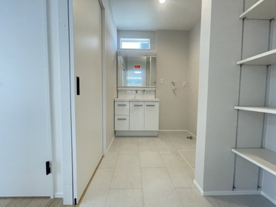 【独立洗面台】 | 沖縄市美里6丁目（全9棟）12号棟 | 12号棟　三面鏡付き洗髪洗面化粧台♪