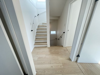 【内装】 | 沖縄市美里6丁目（全9棟）12号棟 | 12号棟　1階＆スカイバルコニーへと続く階段♪