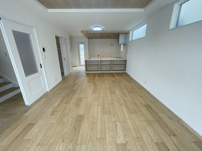 【居間・リビング】 | 沖縄市美里6丁目（全9棟）12号棟 | 12号棟　LDK18帖♪カウンター下収納付き♪