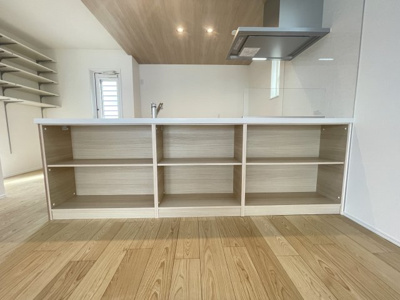 【居間・リビング】 | 沖縄市美里6丁目（全9棟）12号棟 | 12号棟　LDK18帖♪カウンター下収納付き♪