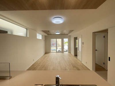 【居間・リビング】 | 沖縄市美里6丁目（全9棟）12号棟 | 12号棟　LDK18帖♪カウンター下収納付き♪