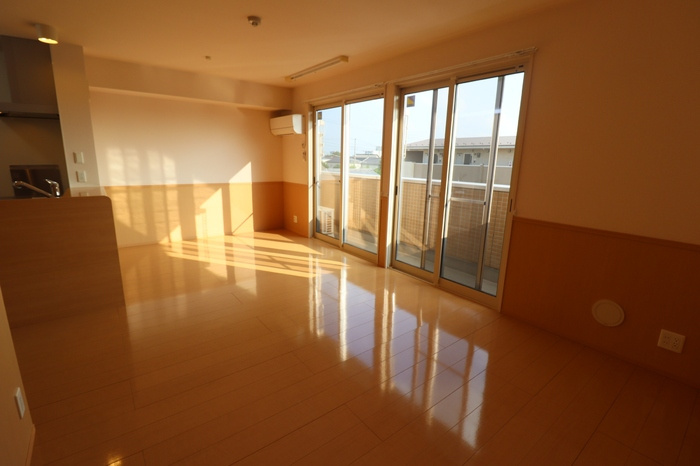 ひたち野Merry.Palの居間・リビング|南向きのLDKは15帖あります。