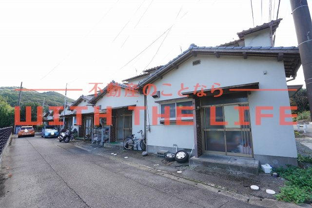 宗崎貸家【キャンペーン対象物件】の駐車場|外観もきれいです