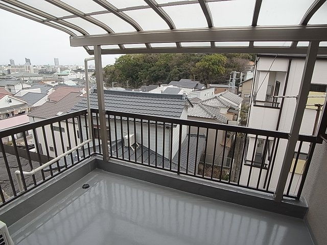 津崎マンションのバルコニー|屋根付きの大きなバルコニー
