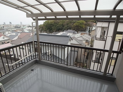 【バルコニー】 | 津崎マンション | 屋根付きの大きなバルコニー