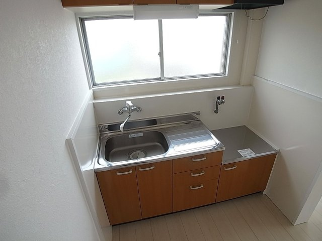 津崎マンションのキッチン|キッチンはガスコンロ置き型、窓も付いてます