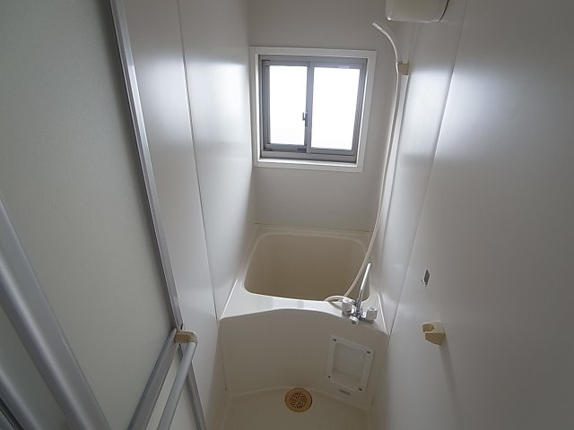 津崎マンションの浴室|窓ありの明るい換気良好な浴室