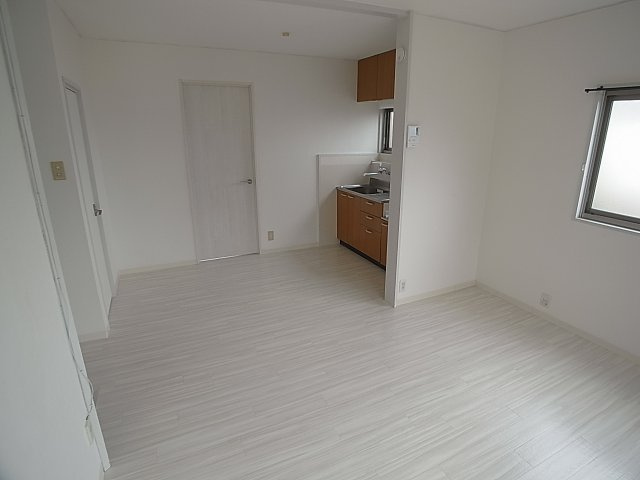 津崎マンションの居間・リビング|広々したリビングスペース