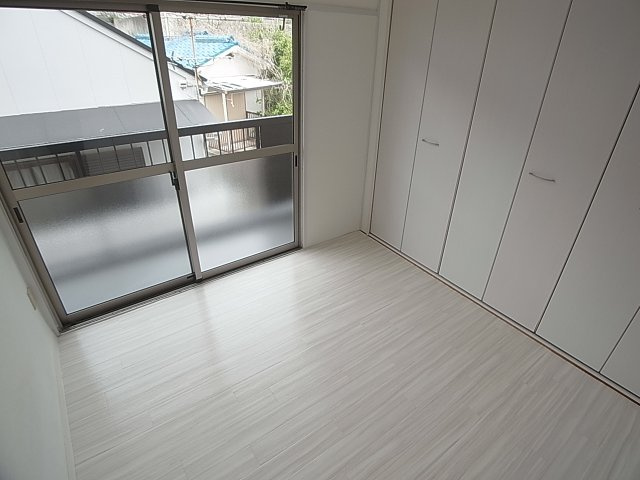 津崎マンションの内装|白を基調とした明るい室内