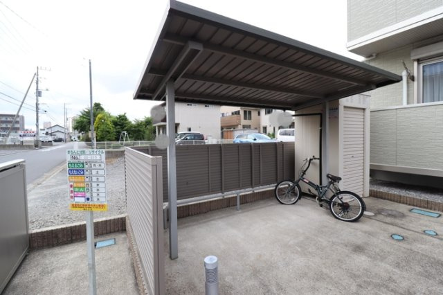 メゾン・コンフォースのその他共用部分|屋根付きの駐輪場があります。