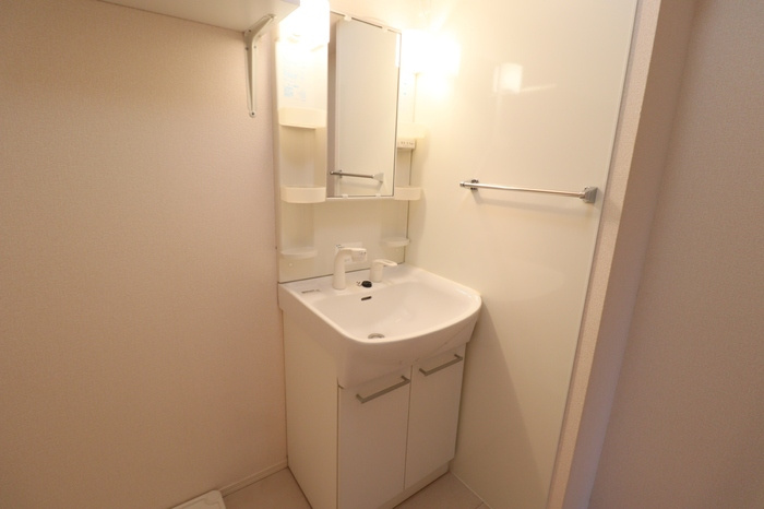 メゾン・コンフォースの洗面所|朝の身支度に便利な洗面台あり
