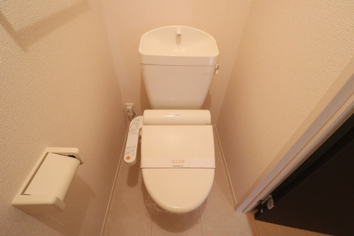 メゾン・コンフォースのトイレ|温水洗浄暖房便座付きです。