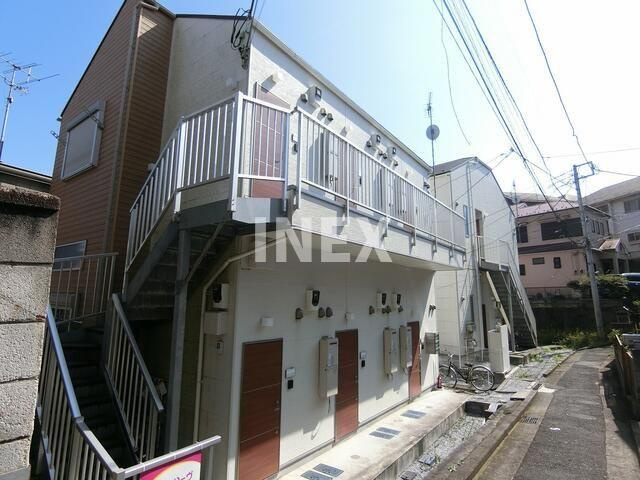横浜市西区境之谷のアパートのエントランス