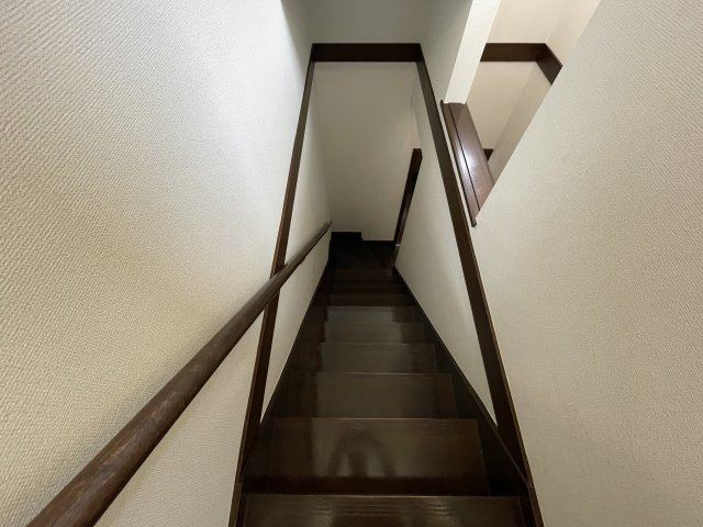 東区みどりが丘三丁目　中古戸建のその他|階段
