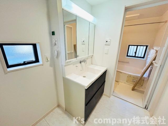 ◎藤沢市鵠沼海岸7丁目　新築戸建　1号棟の独立洗面台|三面鏡の内側には小物収納が充実しています◇