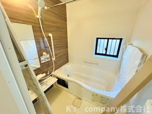 ◎藤沢市鵠沼海岸7丁目　新築戸建　1号棟の浴室|木目調のアクセントパネルで暖かみを感じられます◇