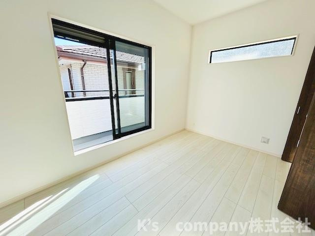 ◎藤沢市鵠沼海岸7丁目　新築戸建　1号棟の寝室|洋室7.5帖◇バルコニーに出入りができるお部屋で主寝室におすすめです◇