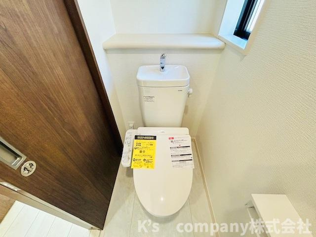 ◎藤沢市鵠沼海岸7丁目　新築戸建　1号棟のトイレ|換気のしやすい窓付きのトイレ◇