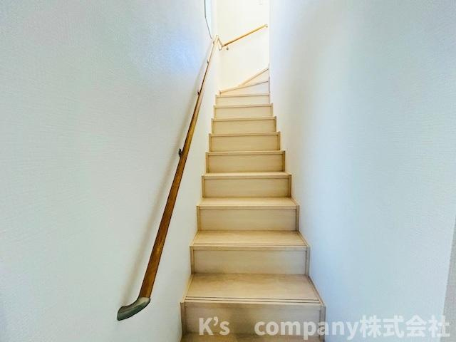 ◎藤沢市鵠沼海岸7丁目　新築戸建　1号棟の内装|手すり付きの階段☆小さいお子様やご年配の方にも安心の仕様です◇