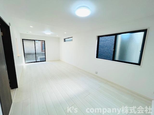 ◎藤沢市鵠沼海岸7丁目　新築戸建　1号棟の居間・リビング|リビングゆとりの広さ18.3帖◇あると嬉しい床暖房がついています◇