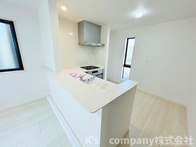 ◎藤沢市鵠沼海岸7丁目　新築戸建　1号棟のダイニング|リビングにいるご家族を感じながらお料理ができるカウンターキッチン☆