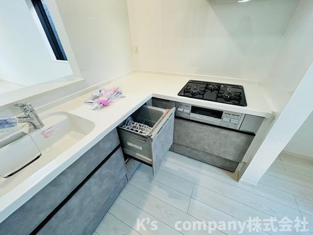 ◎藤沢市鵠沼海岸7丁目　新築戸建　1号棟のキッチン|食器洗い乾燥機付きで家事の時短に役立ちます☆