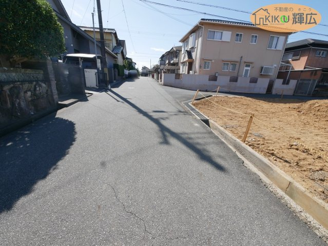 加古川市山手2丁目　土地の前面道路含む現地写真