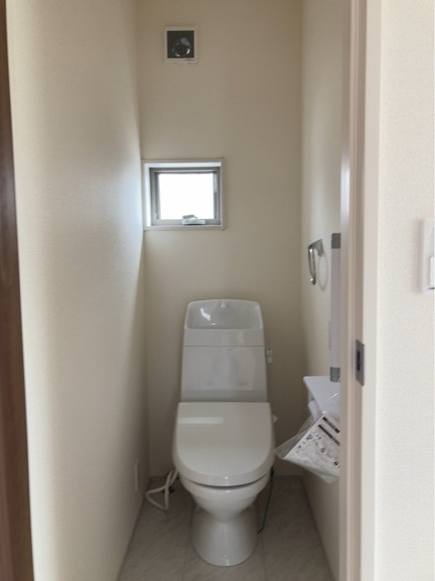 鹿沼市千渡　新築戸建8-8のトイレ