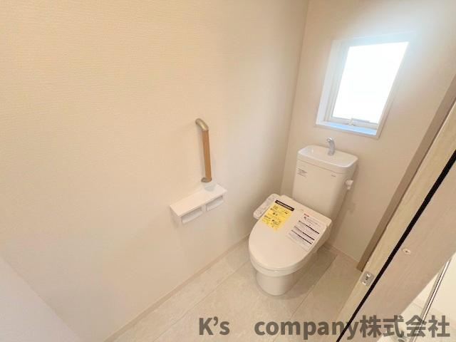 ◎藤沢市鵠沼海岸7丁目　新築戸建　2号棟のトイレ|換気のしやすい窓付きのトイレ◇