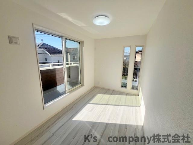 ◎藤沢市鵠沼海岸7丁目　新築戸建　2号棟の寝室|洋室スペース◇バルコニーに出入りができるお部屋です◇