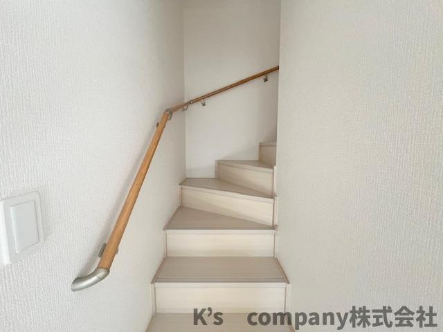 ◎藤沢市鵠沼海岸7丁目　新築戸建　2号棟の内装|手すり付きの階段☆小さいお子様やご年配の方にも安心の仕様です◇