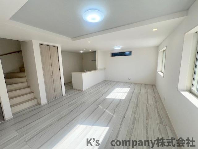 ◎藤沢市鵠沼海岸7丁目　新築戸建　2号棟の居間・リビング|南西向きリビングは広さ約20帖♪