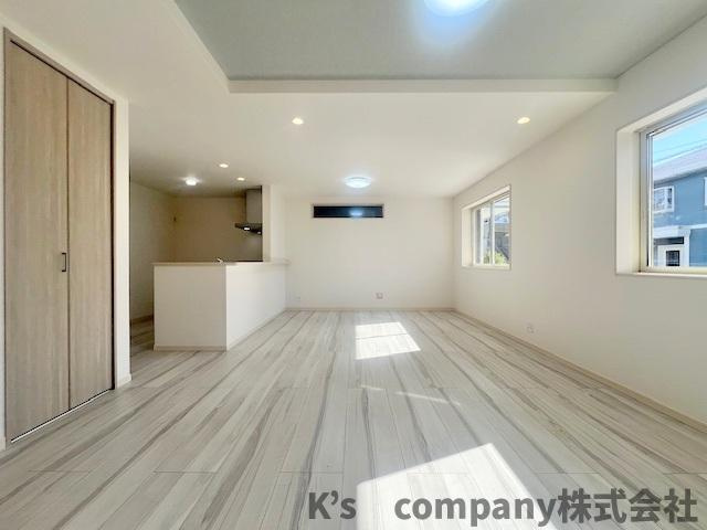 ◎藤沢市鵠沼海岸7丁目　新築戸建　2号棟の居間・リビング|広い窓から明るい日差しの差し込む暖かみのあるリビングスペース◇