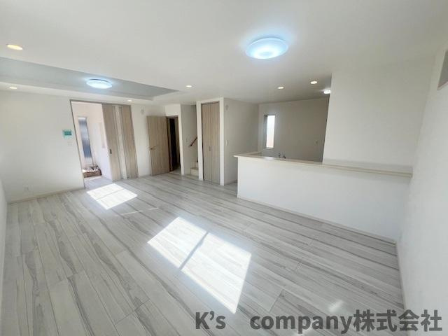 ◎藤沢市鵠沼海岸7丁目　新築戸建　2号棟の居間・リビング|ご家族とのコミュニケーションが取りやすいリビング階段☆