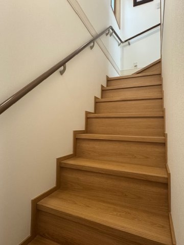 中川区柳川町戸建の内装|階段
