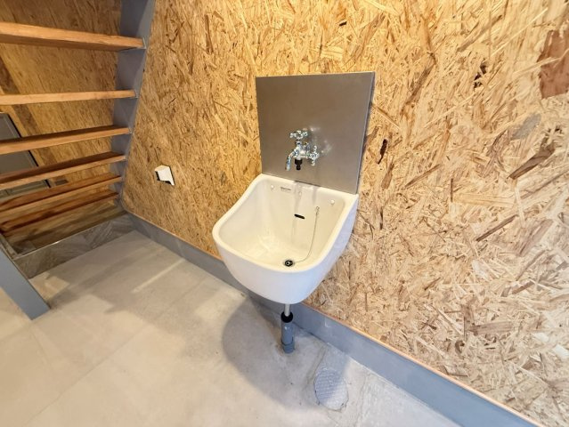 香里園ガレージハウスの洗面所|広い洗面スペース