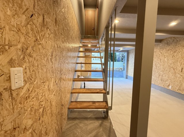 香里園ガレージハウスの内装|明るい色調の室内です