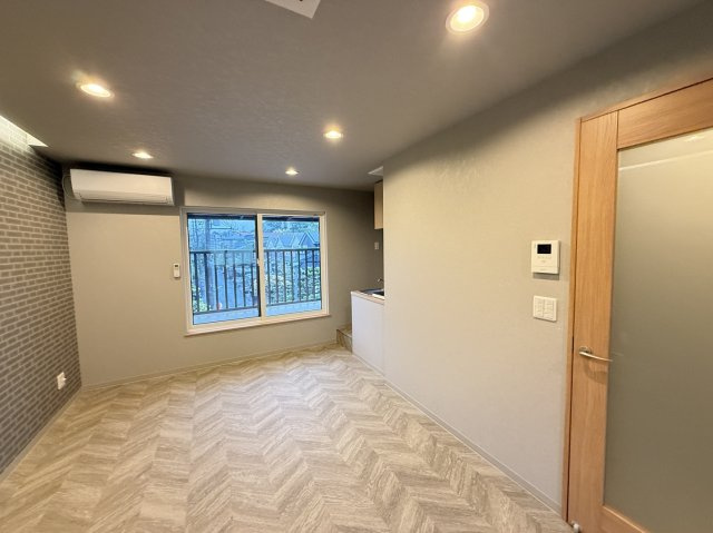 香里園ガレージハウスの居間・リビング|ゆったり過ごせる居間です