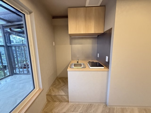 香里園ガレージハウスのキッチン|コンパクトなキッチンで掃除もラクラク