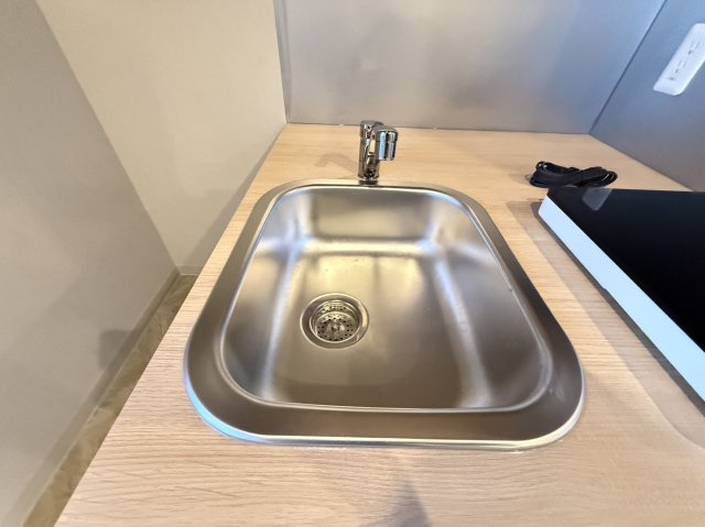 香里園ガレージハウスのキッチン|コンパクトなキッチンで掃除もラクラク