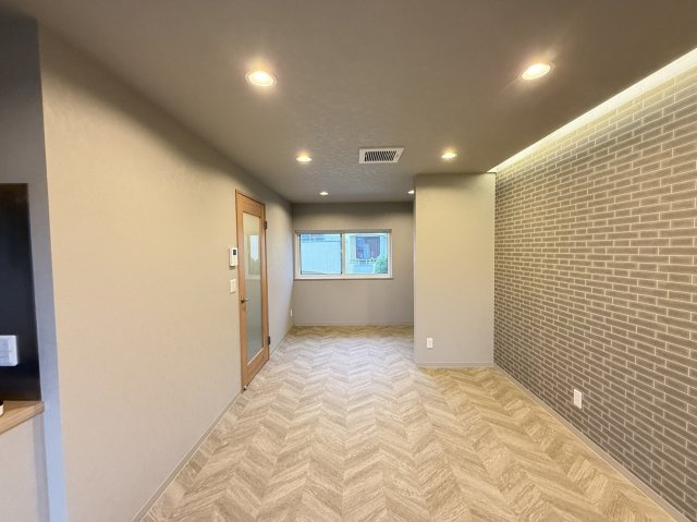 香里園ガレージハウスの内装|明るい色調の室内です