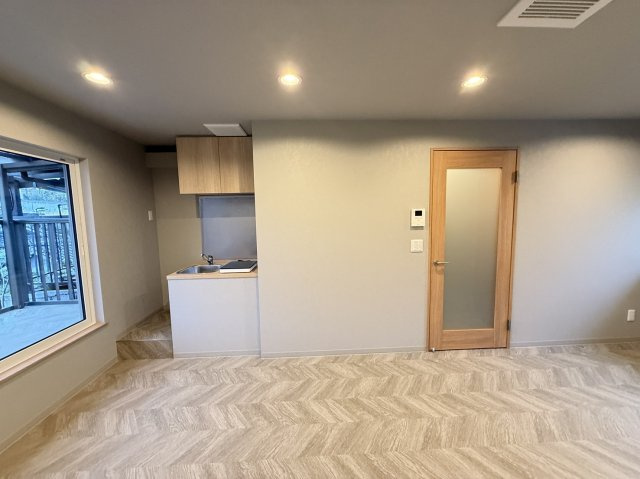 香里園ガレージハウスの居間・リビング|ゆったり過ごせる居間です